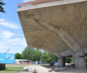 Gevels Aula TU Delft (archtitect Vand den Broek/Bakema, 1966, 51 jaar oud). Opinie; fraai betonpatina. Foto Henk Oude Kempers