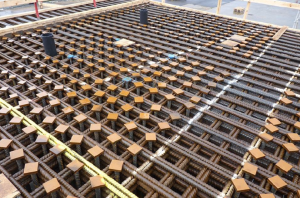 Kopdeuvelstaven (T-heads) tussen de hoofdwapening