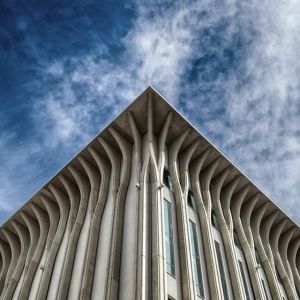 Toepassing van prefab-betonelementen bij Amare in Den Haag; om grip te houden op de bekistingsdruk zijn versnellers toegepast, foto: Pieter van Marion