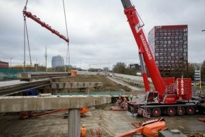 Het 'oogsten' van liggers van het viaduct over de Europaweg in de A7 Zuidelijke Ringweg Groningen