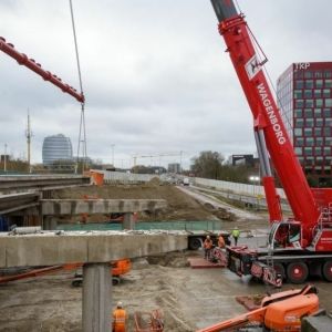 Het 'oogsten' van liggers van het viaduct over de Europaweg in de A7 Zuidelijke Ringweg Groningen